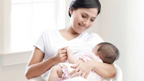 Mẹ sinh mổ có cho con bú được không?