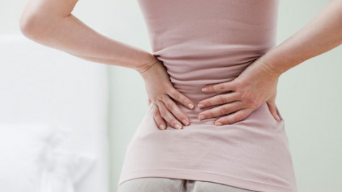 Phụ nữ “tới tháng” cần làm gì để giảm đau lưng?