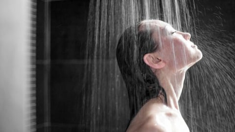 Điếc tai sau khi tắm khuya: Lý do khiến nhiều người bất ngờ