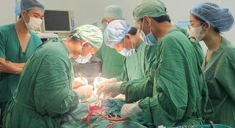 Cần Thơ: Phẫu thuật thành công cho nam bệnh nhân 37 tuổi bị mảnh đạn ghim vào vùng cổ