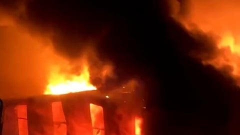 Bình Dương: Xảy ra cháy lớn thiêu rụi hàng nghìn mét vuông nhà xưởng