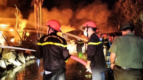 Vĩnh Phúc: Xảy ra cháy lớn tại xưởng sản xuất bao bì ở Phúc Yên