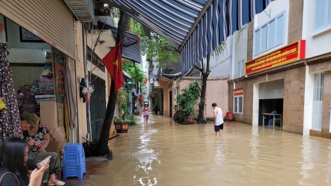 Hà Nội: Phường Chương Dương làm tốt công tác hỗ trợ người dân sơ tán ở những nơi ngập nước