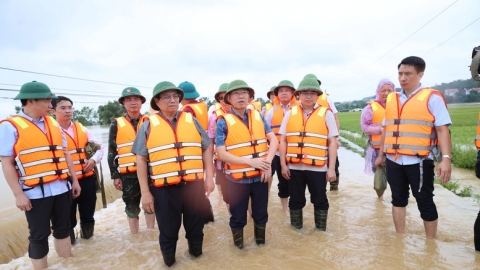 Thủ tướng chỉ đạo bảo đảm an toàn đê điều, hồ đập, triển khai phương tiện, kể cả trực thăng, hỗ trợ người dân