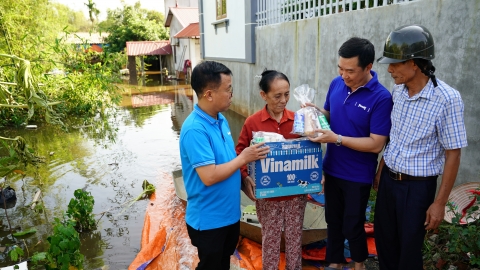 Vinamilk hỗ trợ sữa, nước và nhiều quà tặng cho người dân vùng ngập lụt ngoại thành Hà Nội