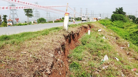 Hà Nội: Công bố tình huống khẩn cấp sạt lở mái đê hữu Đáy trên địa bàn huyện Quốc Oai