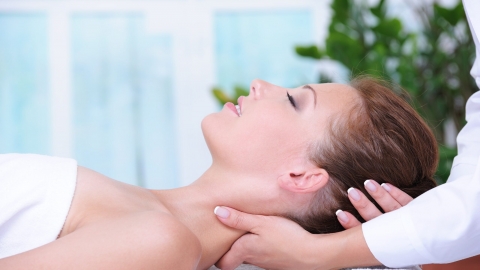 Chuyên gia chia sẻ về vấn đề đau cổ vai gáy khi đi massage