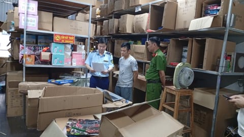 Nam Định: Hơn 3.000 đồ chơi trẻ em nhập lậu bị thu giữ khi đang kinh doanh tại cửa hàng