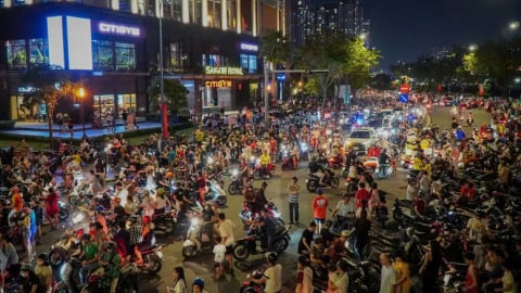 TP Hồ Chí Minh: Bầu trời rực rỡ pháo hoa mừng 50 năm đất nước thống nhất