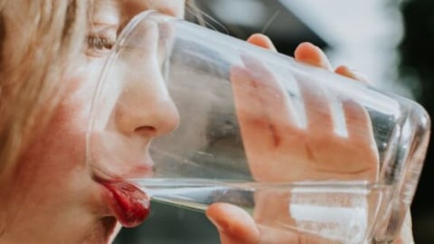 Vi nhựa vẫn tồn tại trong nước uống bất chấp những tiến bộ của nhà máy xử lý
