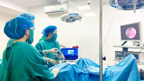 Phú Thọ: Trung tâm Y tế huyện Phù Ninh áp dụng phương pháp LASER tán sỏi ngược dòng