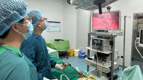 Quảng Bình: Cấp cứu người đàn ông 52 tuổi bị viên sỏi nhỏ bắn xuyên bụng gây thủng ruột khi đang cắt cỏ