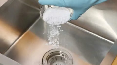 TP. Hồ Chí Minh: Cấp cứu bệnh nhi 2 tuổi bỏng thực quản vì uống nhầm bột thông cống