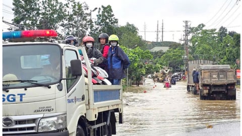 Tuyên Quang: Công an hỗ trợ dọn dẹp đường, chở người dân qua điểm ngập úng trên địa bàn huyện Hàm Yên