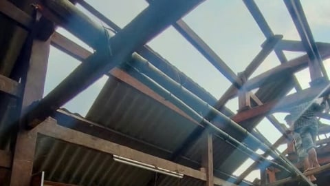 Mưa lớn khiến nhiều nhà dân trên các tỉnh bị ảnh hưởng, thiệt hại nặng nề