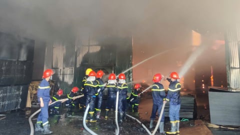 Bắc Giang: Xảy ra cháy lớn tại xưởng sản xuất đồ gỗ rộng hàng nghìn mét vuông