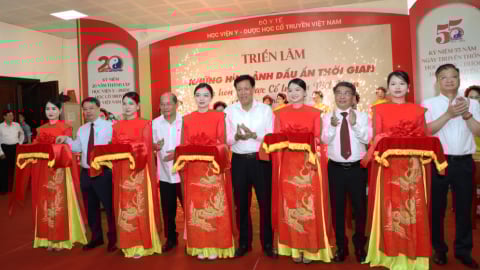 Thứ trưởng Bộ Y tế dự lễ khai trương Triển lãm “Những hình ảnh dấu ấn thời gian - Tinh hoa Y, Dược cổ truyền Việt Nam”