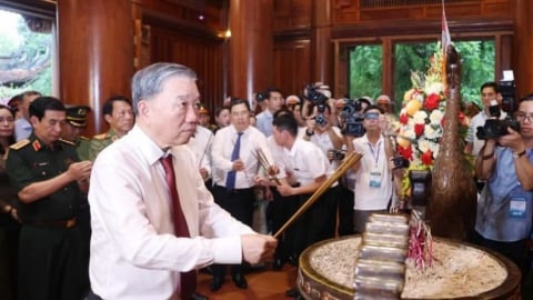 Tổng Bí thư Tô Lâm dâng hương tưởng nhớ Chủ tịch Hồ Chí Minh tại Nghệ An