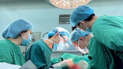 Hà Nội: Vi phẫu khẩn cấp cứu sống ngón tay bị đứt lìa cho nam công nhân