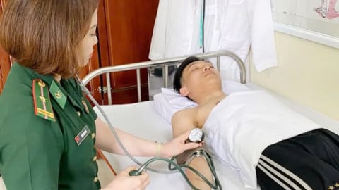 Quảng Ninh: Kịp thời cứu một nam thanh niên trôi dạt trên biển
