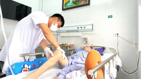 Hà Nội: Người đàn ông thoát liệt nhờ phát hiện nhiễm nấm tại vết mổ cột sống ngực