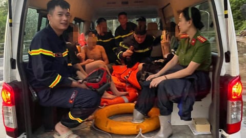 Hòa Bình: Giải cứu 11 học sinh bị mắc kẹt giữa dòng suối sau mưa lớn