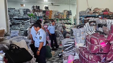 Ninh Thuận: Phát hiện gần 1.000 sản phẩm quần áo không rõ nguồn gốc bán qua zalo, Facebook
