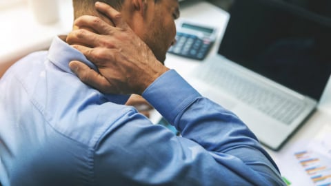 Text neck - Mối nguy hại cho sức khỏe người làm việc văn phòng
