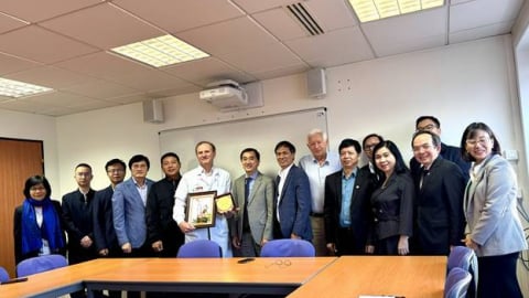 GS.TS Trần Văn Thuấn, Thứ trưởng Bộ Y tế và Đoàn công tác đến thăm và làm việc tại hai bệnh viện hàng đầu của Pháp