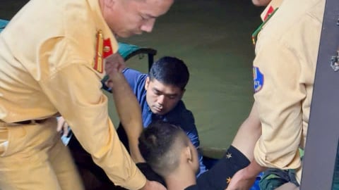 Cảnh sát đường thuỷ Hà Nội phối hợp Nhân dân cứu sống nam thanh niên đuối nước trên sông Đuống