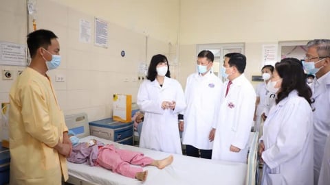 Bộ trưởng Bộ Y tế Đào Hồng Lan thăm và tặng quà các bệnh nhi tại Bệnh viện K nhân dịp Quốc tế Thiếu nhi