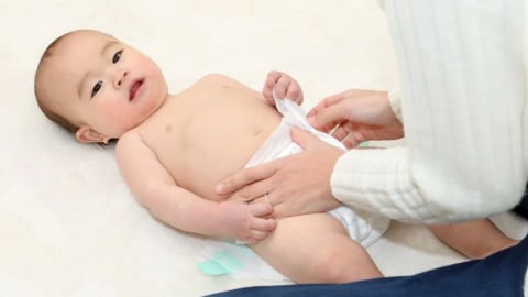 Mẹo mặc bỉm mùa hè cho bé không gây mẩn ngứa
