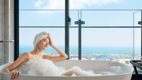 Tắm vào buổi sáng hay buổi tối thì tốt hơn?