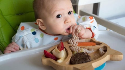 Bé tự lập từ bữa ăn đầu tiên nhờ phương pháp ăn dặm tự chỉ huy