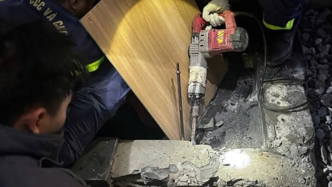Công an Hà Nội giải cứu cháu bé 8 tuổi bị kẹt tay ở đài phun nước