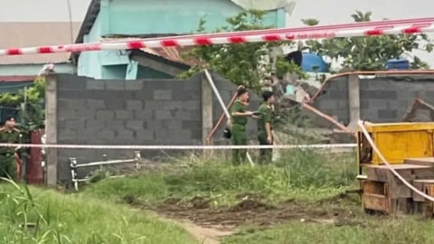 Long An: Mưa lớn gây sập hàng rào công ty khiến ba người thương vong