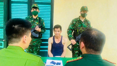 Bắt quả tang người Lào mua bán trái phép chất ma tuý tổng hợp