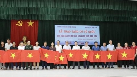 Thanh Hoá trao 2.000 lá cờ tổ quốc cho ngư dân bám biển