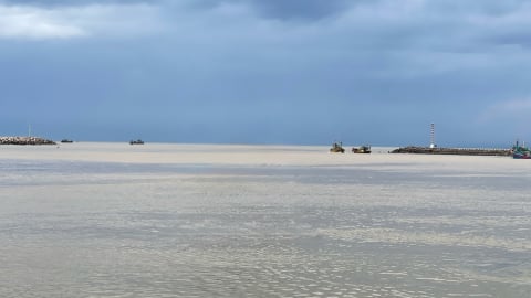 Tìm kiếm một thanh niên chìm, mất tích khi bơi ở cảng Phan Thiết
