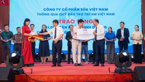 Gần 70.000 hộp sữa được trao tặng trẻ em khó khăn, khởi đầu “Tháng của trẻ em” đầy ý nghĩa