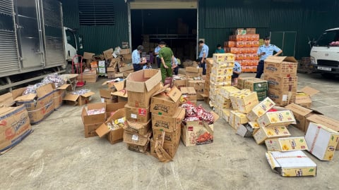 Cao Bằng: Thu giữ hơn 36.000 sản phẩm thực phẩm và giấy vệ sinh nhập lậu