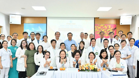 Chủ tịch UBND TP. Hồ Chí Minh khen thưởng ê-kíp can thiệp tim bào thai cho sản phụ Singapore
