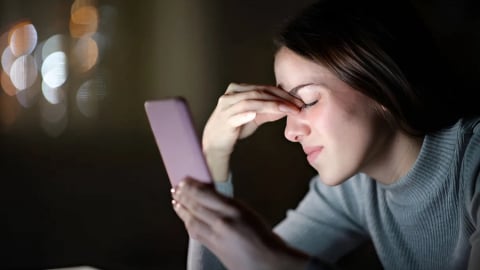 “Hóng drama” xuyên đêm: Thói quen gây kiệt sức ở người trẻ