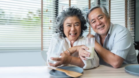 Sữa tươi và sữa hạt, loại sữa nào có dinh dưỡng tốt hơn?
