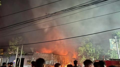 Hải Dương: Xảy ra vụ cháy lớn gây thiệt hại cho 5 doanh nghiệp và 1 nhà dân