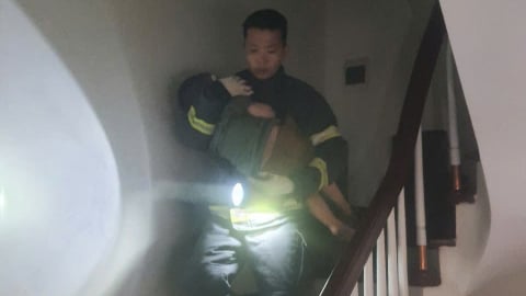 Hà Nội: Cứu 7 người thoát khỏi vụ cháy lúc nửa đêm, trong đó có 5 trẻ em