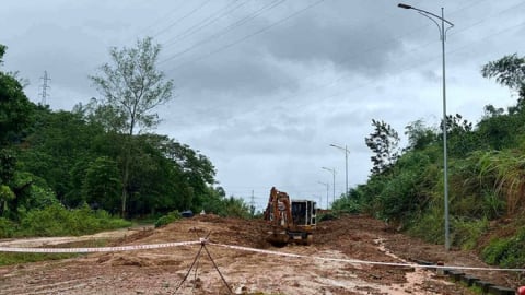 Mưa dông dồn dập, cảnh báo khu vực thời tiết nguy hiểm