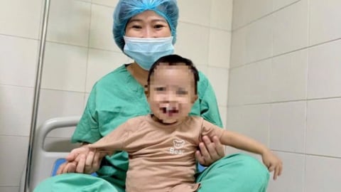 Bệnh nhi 15 tháng tuổi được ghép gan thành công, bình phục ngoạn mục