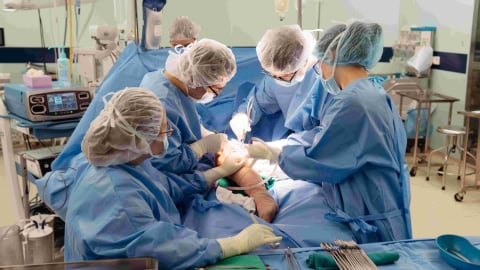 Vinmec lần đầu thay toàn bộ xương đùi cho bệnh nhi ung thư nhỏ tuổi nhất thế giới