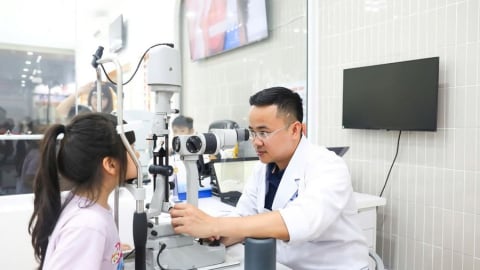 Bác sĩ Nguyễn Sỹ Sang chia sẻ bí quyết chăm sóc mắt mùa nắng nóng